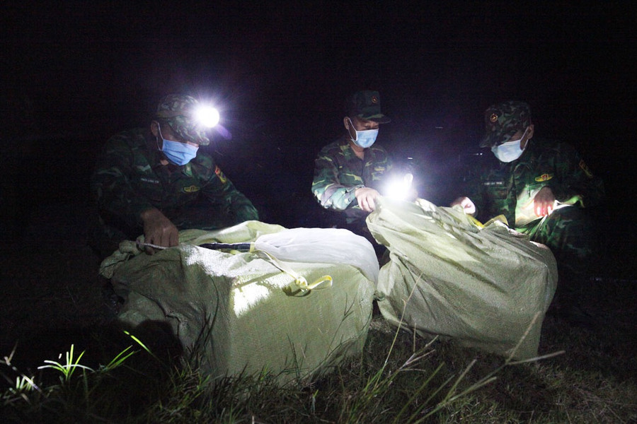 Thuốc lá các đối tượng vứt lại hiện trường khi bỏ chạy