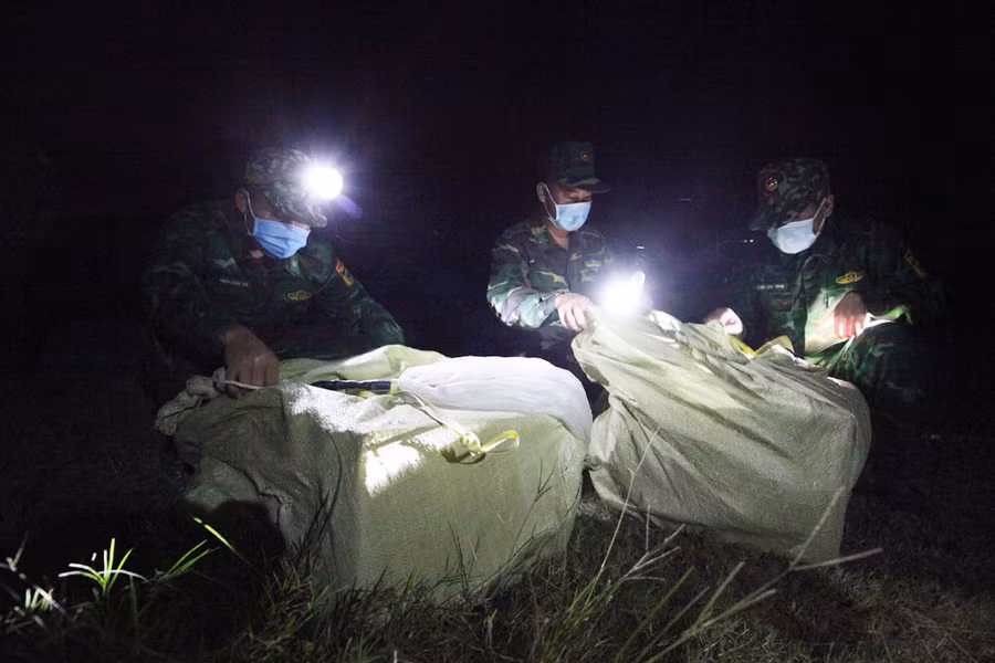 Thuốc lá các đối tượng vứt lại hiện trường khi bỏ chạy