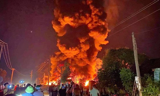 Hiện trường vụ cháy tại khu nhà xưởng cụm công nghiệp Bình Dương. Ảnh: KHẢI LUÂN