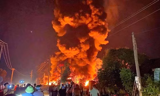 Hiện trường vụ cháy tại khu nhà xưởng cụm công nghiệp Bình Dương. Ảnh: KHẢI LUÂN