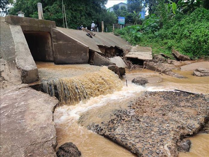 Người dân làng Kon Drei, xã Đăk Blà, thành phố Kon Tum nơm nớp lo sợ khi phải đi qua cống tràn bị hư hỏng nặng.