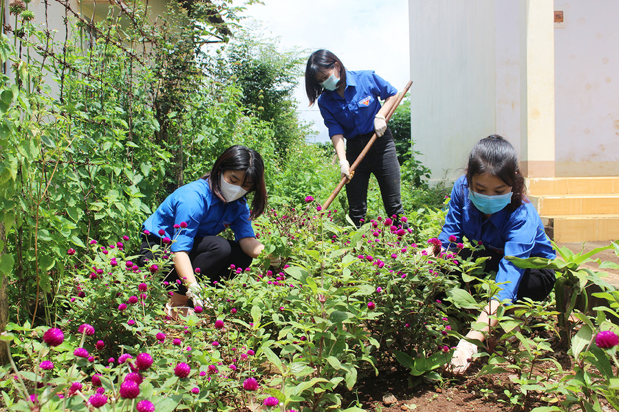  Đoàn viên, thanh niên trồng hoa tại nhà sinh hoạt cộng đồng làng Kênh (xã Nghĩa Hòa, huyện Chư Păh). Ảnh: Phan Lài