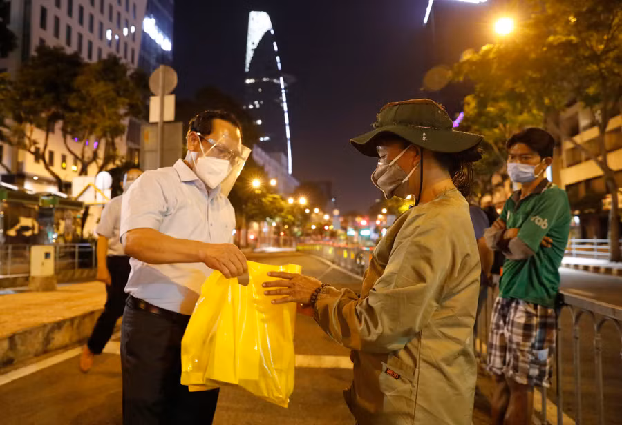 Ông Phạm Anh Thắng hướng dẫn người lao động mất việc về nơi ở cũ, kê khai danh sách để được nhận gói hỗ trợ của chính phủ. Ảnh: Lam Ngọc 