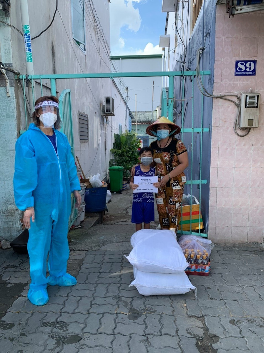 Hành động của hai vợ chồng nữ nghệ sĩ khiến nhiều khán giả cảm kích. Ảnh: FBNV