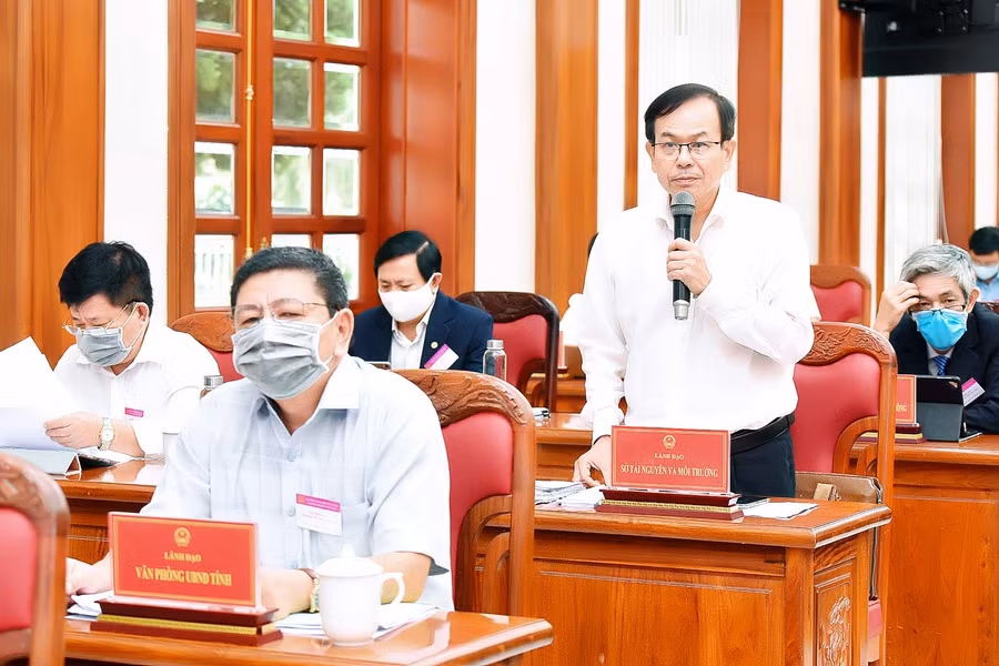 Giám đốc Sở Tài nguyền và Môi trường Phạm Duy Du nói về vấn đề phân lô, bán nền trong thời gian qua. Ảnh: Đức Thụy