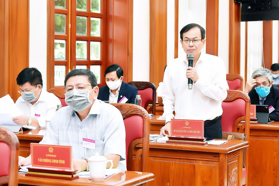 Giám đốc Sở Tài nguyền và Môi trường Phạm Duy Du nói về vấn đề phân lô, bán nền trong thời gian qua. Ảnh: Đức Thụy