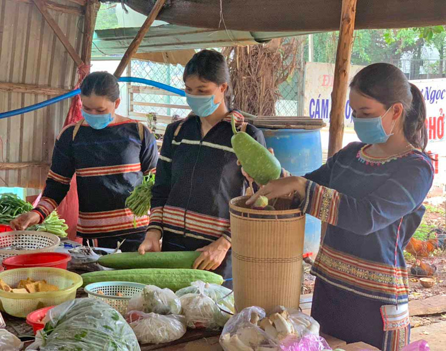 Các thành viên Câu lạc bộ “Phụ nữ nói không với rác thải nhựa” của Hội LHPN xã Ia Mơ Nông (huyện Chư Păh) sử dụng gùi đựng hàng hóa khi đi chợ. Ảnh: Nhật Hào