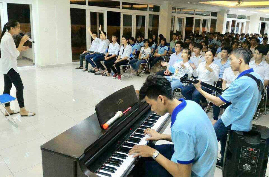 Một giờ sinh hoạt ngoại khóa của sinh viên tại KTX Cỏ May. Ảnh: KTX