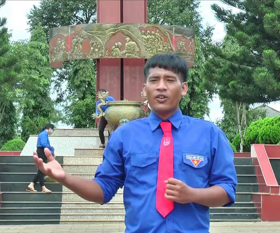 Anh Đinh Phê-Phó Bí thư Đoàn xã Kông Htok đại diện đơn vị Chư Sê thể hiện ca khúc “Khi Tổ quốc cần”. Ảnh: Phan Lài