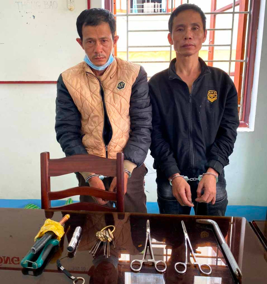 Đối tượng Đào Đức Hùng và Lê Đức Vinh tại Cơ quan Điều tra. Ảnh: Lê Văn Ngọc Đối tượng Đào Đức Hùng và Lê Đức Vinh tại Cơ quan Điều tra. Ảnh: Lê Văn Ngọc