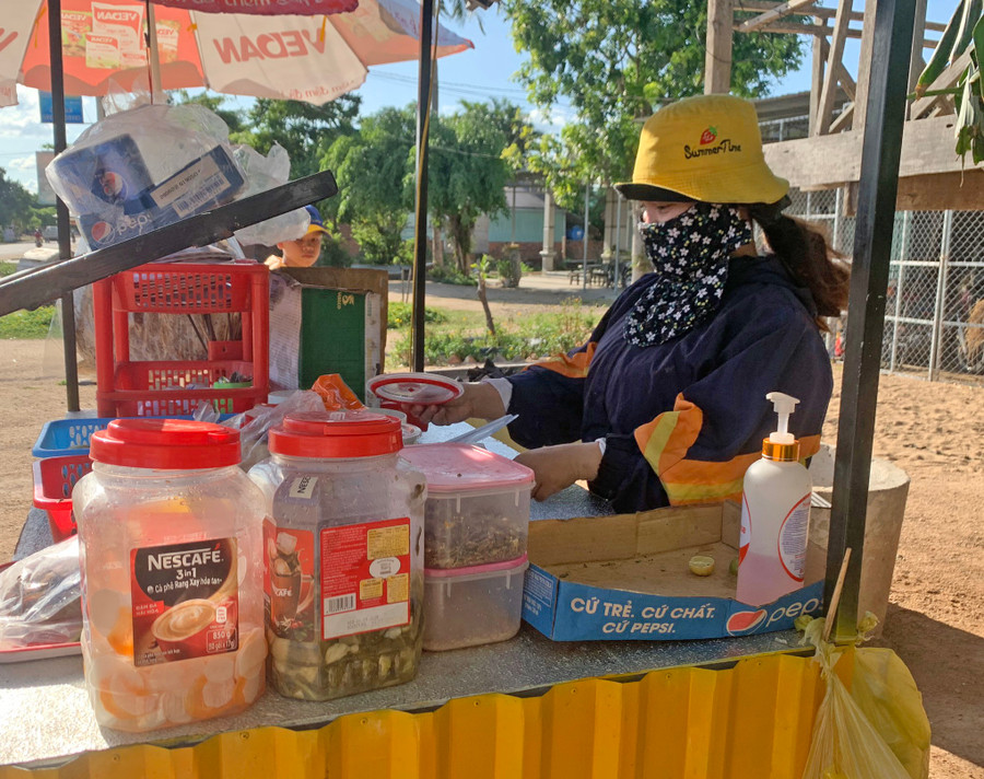 Chị Ksor H'Vui (thôn Mới, xã Chư Rcăm) vui mừng vì vừa được mở cửa quán bán lại, vừa được nhận hỗ trợ của Nhà nước.Ảnh.Vũ Chi