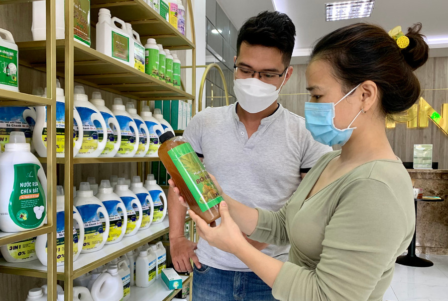 Các chế phẩm tẩy, rửa hữu cơ của An An Solarfarm được đông đảo người tiêu dùng yêu thích. Ảnh: Hà Duy Các chế phẩm tẩy, rửa hữu cơ của An An Solarfarm được đông đảo người tiêu dùng yêu thích. Ảnh: Hà Duy