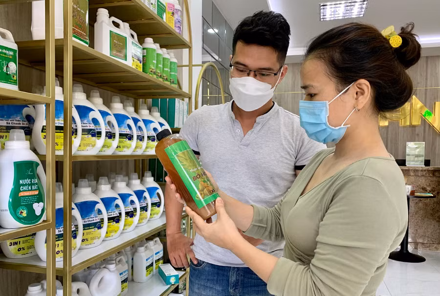  Các chế phẩm tẩy, rửa hữu cơ của An An Solarfarm được đông đảo người tiêu dùng yêu thích. Ảnh: Hà Duy