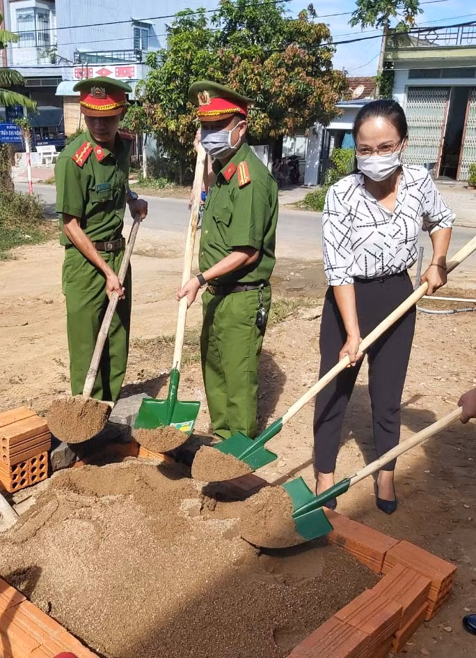 Lãnh đạo phòng Cảnh sát PCCC-CNCH khởi công xây nhà đồng đội cho cá bộ, chiến sĩ có hoàn cảnh khó khăn. Ảnh: Lê Anh
