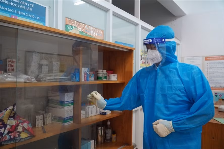 Tủ thuốc ở khu khám bệnh Trạm y tế lưu động số 1, quận 7, TPHCM. Ảnh: Ngọc Lê