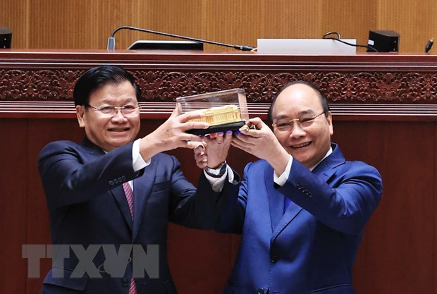 Chủ tịch nước Nguyễn Xuân Phúc trao mô hình Toà Nhà Quốc hội mới cho Tổng Bí thư, Chủ tịch nước Lào Thongloun Sisoulith. (Ảnh: Thống Nhất/TTXVN) Chủ tịch nước Nguyễn Xuân Phúc trao mô hình Toà Nhà Quốc hội mới cho Tổng Bí thư, Chủ tịch nước Lào Thongloun Sisoulith. (Ảnh: Thống Nhất/TTXVN)