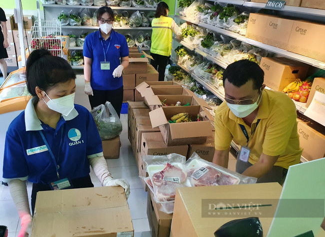 Trần Thị Thùy Linh (phía trước) cùng lực lượng thanh niên tình nguyện đi chợ hộ cho người dân phường Cô Giang, quận 1, TP.HCM. Ảnh: Hồng Phúc