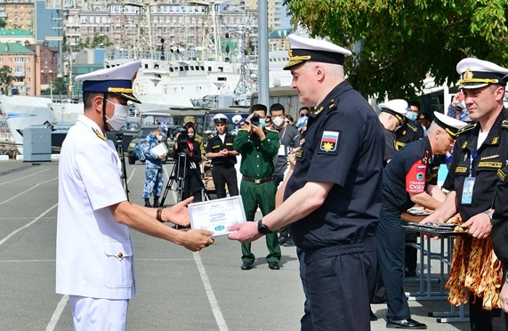 Trung tá Nguyễn Văn Đồng, Phó Lữ đoàn trưởng, Tham mưu trưởng Lữ đoàn 162, Vùng 4 Hải quân, Đội trưởng Đội tuyển Hải quân Nhân dân Việt Nam thay mặt đội tuyển đã lên nhận Bằng khen và Huy chương Bạc. Trung tá Nguyễn Văn Đồng, Phó Lữ đoàn trưởng, Tham mưu trưởng Lữ đoàn 162, Vùng 4 Hải quân, Đội trưởng Đội tuyển Hải quân Nhân dân Việt Nam thay mặt đội tuyển đã lên nhận Bằng khen và Huy chương Bạc.