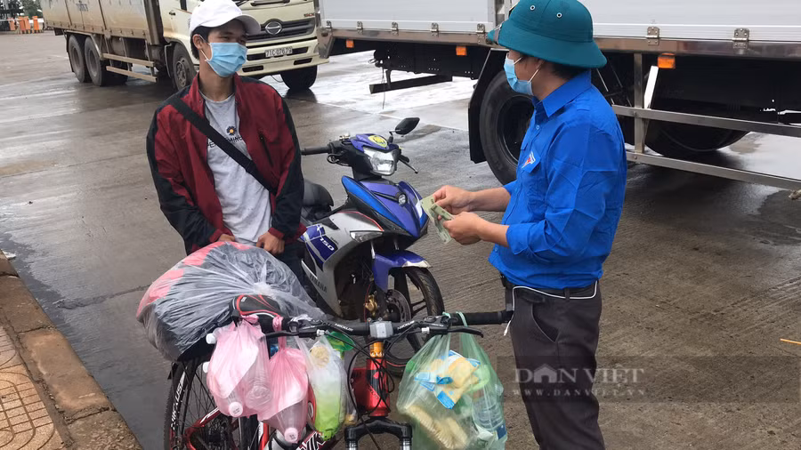 Trương Ngọc Phúc đi xe đạp về quê. Ảnh: Đỗ Văn Trung