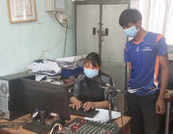 Hướng dẫn cán bộ quản lý đài truyền thanh xã sản xuất bản tin. Ảnh: Ngô Mạo Hướng dẫn cán bộ quản lý đài truyền thanh xã sản xuất bản tin. Ảnh: Ngô Mạo