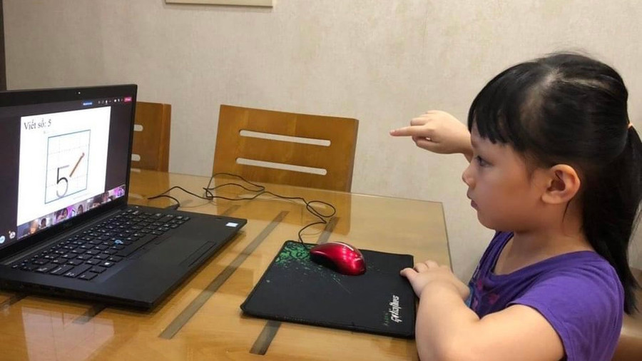 Học sinh lớp 1 trong giờ học trực tuyến- ẢNH TRƯỜNG N.S