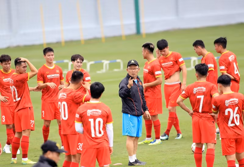 Huấn luyện viên Park Hang-seo trở lại với sân tập của tuyển Việt Nam sau khi hoàn thành thời gian cách ly tập trung. Ảnh: VFF