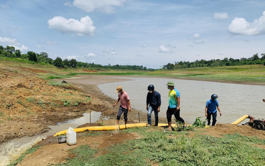 Chi nhánh Thủy lợi Ea Kar đặt trạm bơm dã chiến, bơm nước giúp dân chống hạn.