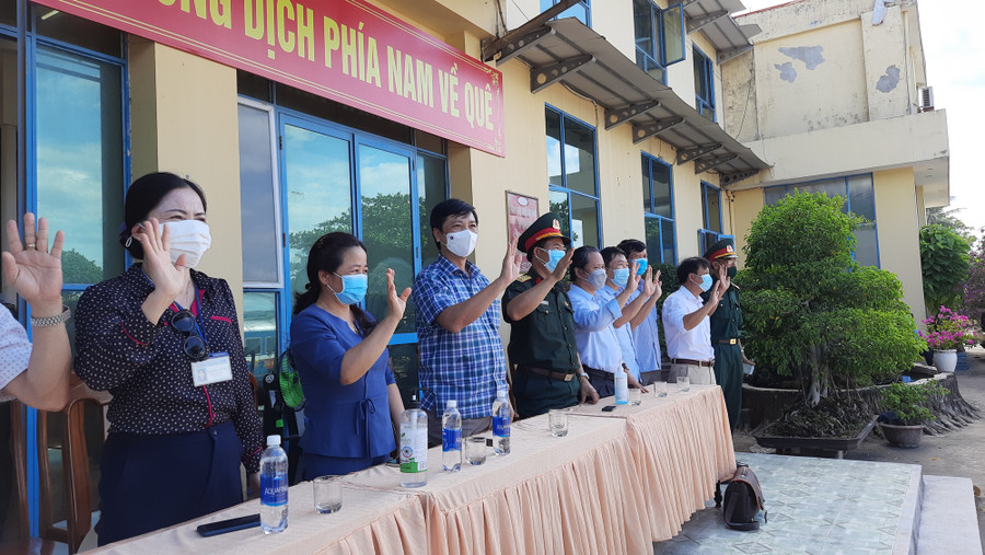 Lãnh đạo tỉnh và các sở, ngành ở Quảng Trị đón người dân hồi hương từ các tỉnh phía Nam. Ảnh: N.V