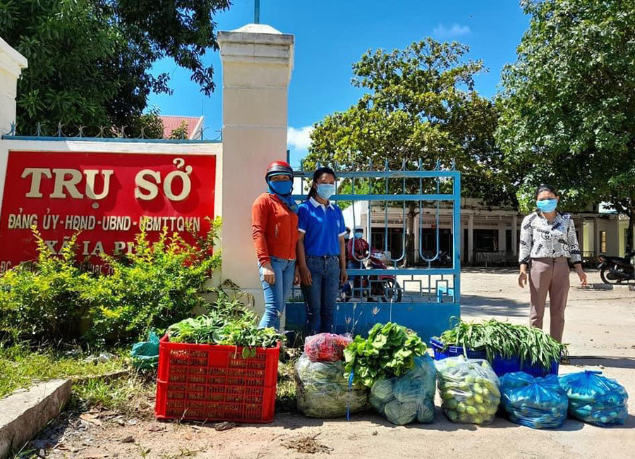 Hội Liên hiệp Phụ nữ xã Chư A Thai ủng hộ rau xanh cho người dân thôn Mơ Nai Trang (xã Ia Piar). Ảnh: Vũ Chi