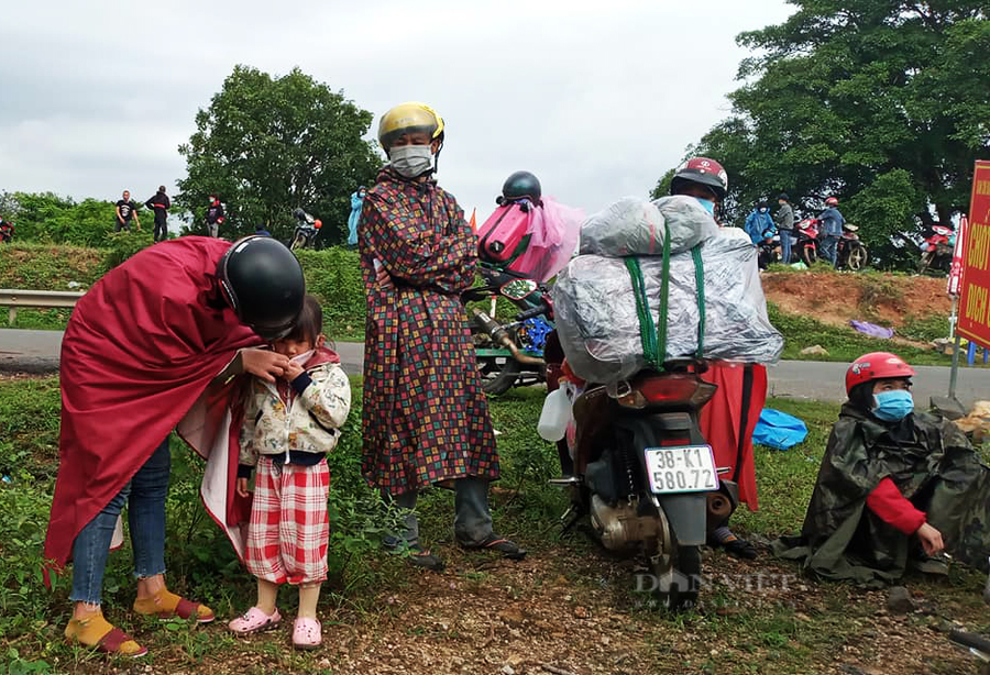 Người dân dừng nghỉ trên đường về quê. Ảnh: Duy Hậu