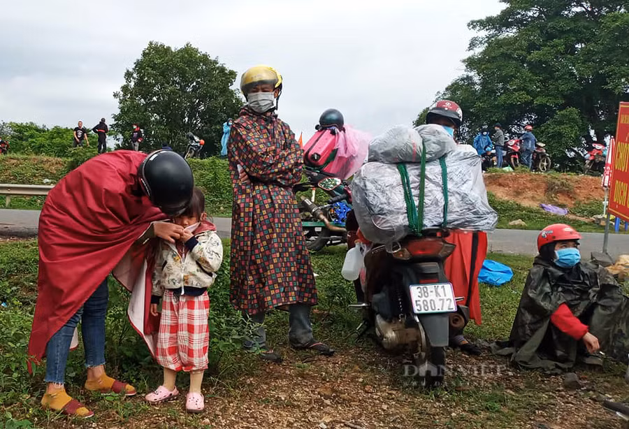 Người dân dừng nghỉ trên đường về quê. Ảnh: Duy Hậu