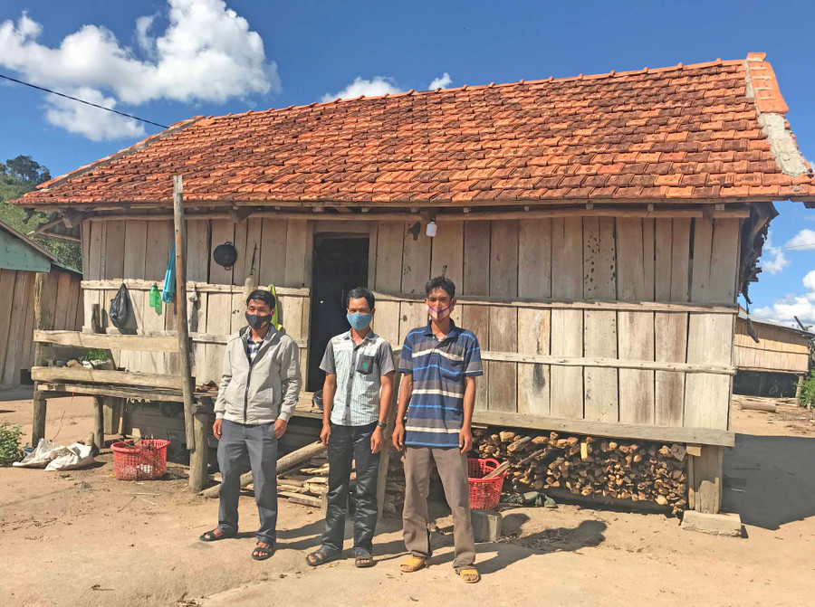 Ông Đinh Miêm (ở giũa) cùng cán bộ tư pháp xã Lơ Ku và trưởng làng Lơk. Ảnh: Nguyễn Diệp