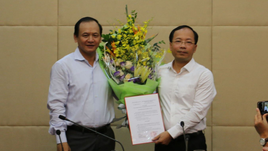 Ông Nguyễn Duy Lâm (phải) khi nhận quyết định bổ nhiệm Vụ trưởng KH-ĐT. Ảnh: MOT