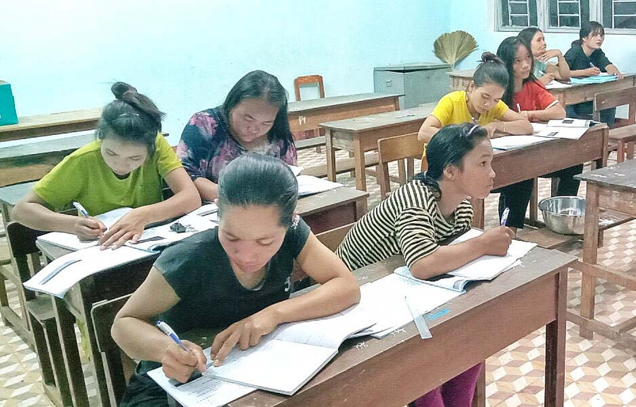 Nhiều phụ nữ Jrai ở huyện Krông Pa tham gia lớp xóa mù chữ (ảnh chụp trước tháng 4-2021). Ảnh: Minh Châu