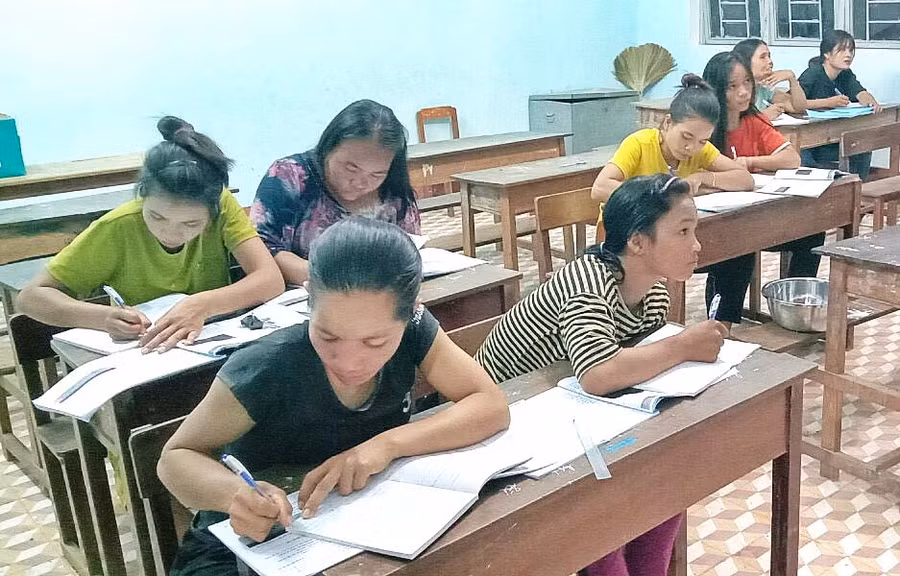 Nhiều phụ nữ Jrai ở huyện Krông Pa tham gia lớp xóa mù chữ (ảnh chụp trước tháng 4-2021). Ảnh: Minh Châu