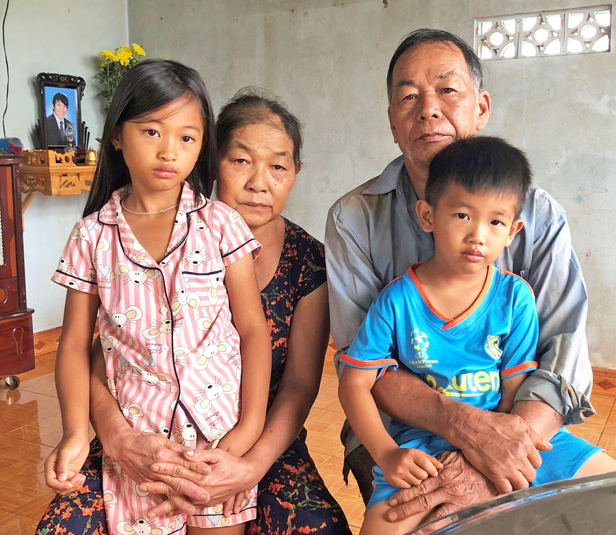 Vợ chồng ông Nguyễn Huệ và 2 cháu nội. Ảnh: Anh Huy