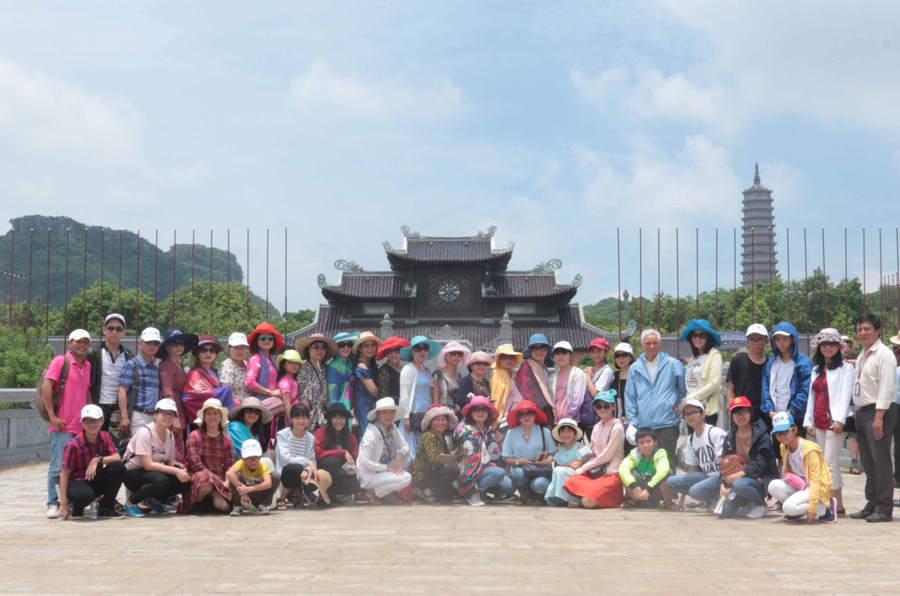 Nhân lực ngành du lịch bị ảnh hưởng nặng nề nhất trong dịch bệnh. Trong ảnh, ông Hoàng Phương (ngoài cùng, bên trái)trong một chuyến dẫn đoàn khách du lịch của công ty (ảnh chụ