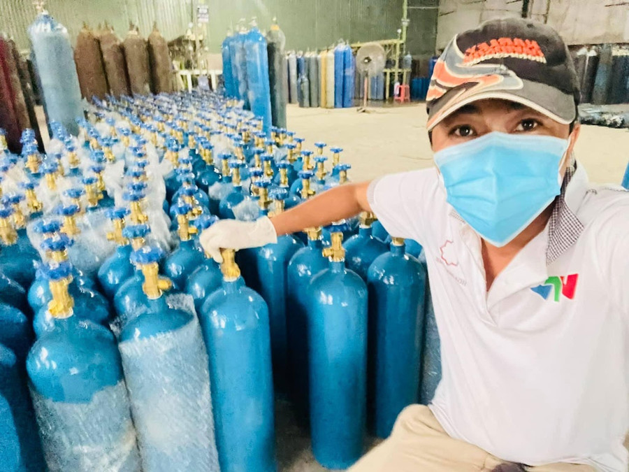 Anh Long cùng những bình ô xy miễn phí cho F0. Ảnh: NVCC