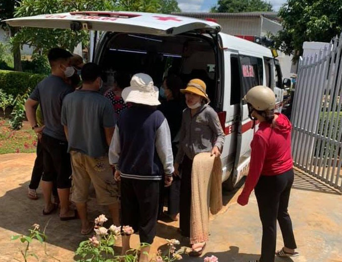 Thi thể nạn nhân được đưa về nhà lo hậu sự. Ảnh: Người dân cung cấp