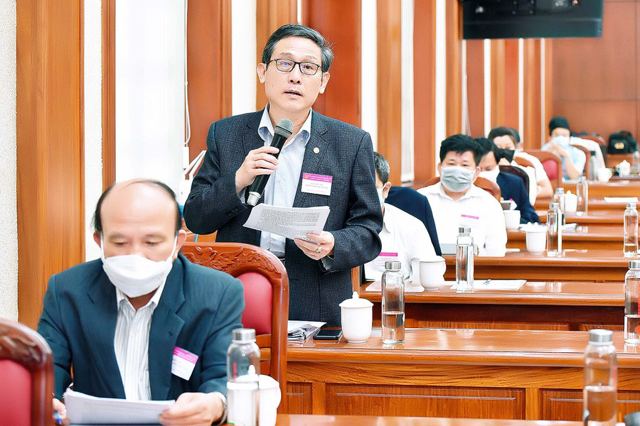 Giám đốc Sở Giáo dục và Đào Lê Duy Định tạo giải đáp các ý kiến của đại biểu tại phiên thảo luận chung tại hội trường. Ảnh: Đức Thụy