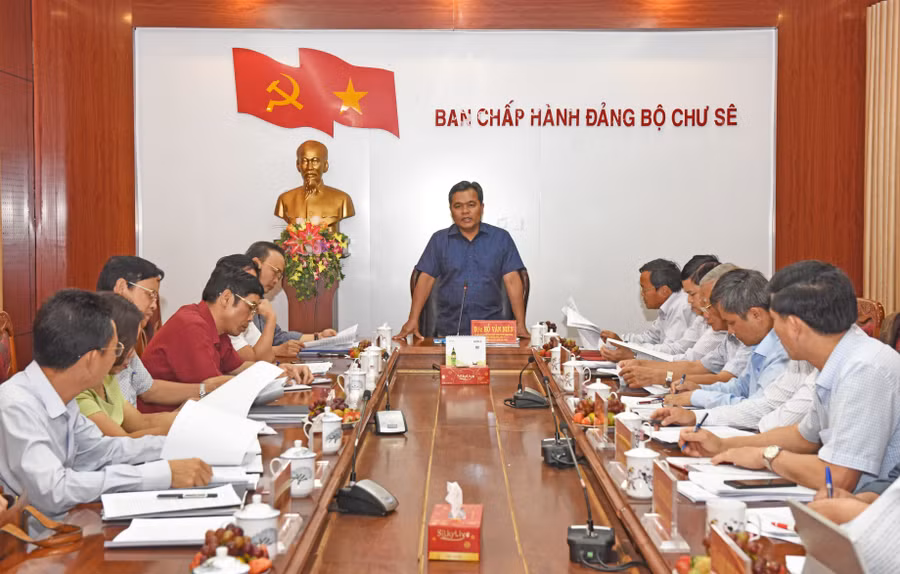 Đồng chí Hồ Văn Niên-Ủy viên Ban Chấp hành Trung ương Đảng, Bí thư Tỉnh ủy, Chủ tịch HĐND tỉnh phát biểu tại buổi làm việc với Ban Thường vụ Huyện ủy Chư Sê tháng 2-2020. Ảnh: Đức Thụy