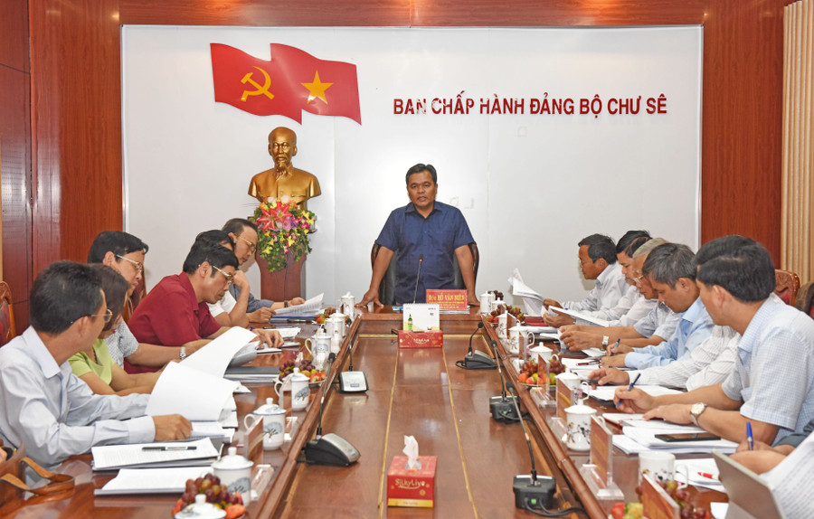 Đồng chí Hồ Văn Niên-Ủy viên Ban Chấp hành Trung ương Đảng, Bí thư Tỉnh ủy, Chủ tịch HĐND tỉnh phát biểu tại buổi làm việc với Ban Thường vụ Huyện ủy Chư Sê tháng 2-2020. Ảnh: Đức Thụy