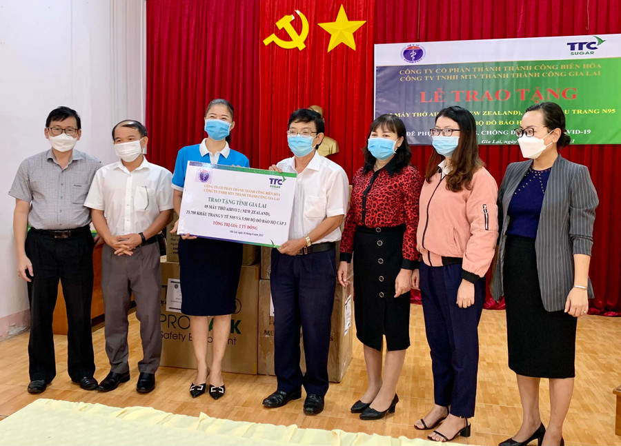 Đại diện Công ty TNHH một thành viên Thành Thành Công Gia Lai trao vật tư phòng-chống dịch cho ngành Y tế tỉnh. Ảnh: Như Nguyện Đại diện Công ty TNHH một thành viên Thành Thành Công Gia Lai trao vật tư, hóa chất cho ngành Y tế tỉnh. Ảnh: Như Nguyện