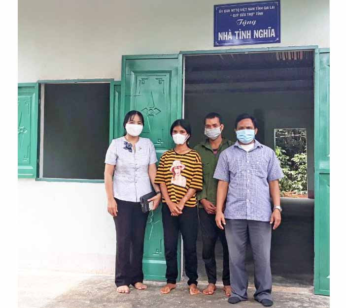 Chủ tịch Ủy ban MTTQ Việt Nam huyện Chư Sê Đinh Thị Thông (bìa trái) bàn giao Nhà tình nghĩa cho gia đình bà Rơ Mah H’Bẽ (Làng Plong). Ảnh: Lê Đại