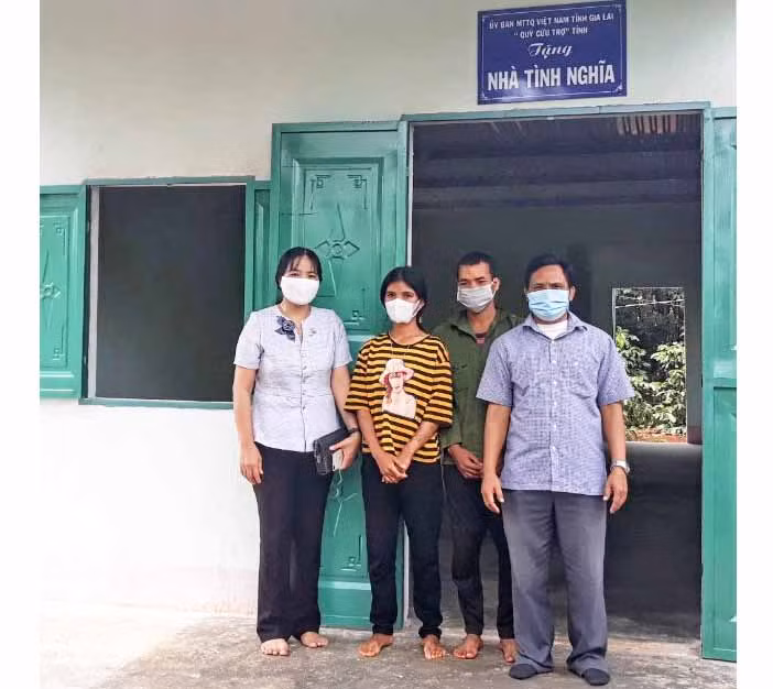 Chủ tịch Ủy ban MTTQ Việt Nam huyện Chư Sê Đinh Thị Thông (bìa trái) bàn giao Nhà tình nghĩa cho gia đình bà Rơ Mah H’Bẽ (Làng Plong). Ảnh: Lê Đại