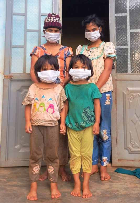 Dù đã ngoài 70 tuổi nhưng bà Rơ Mah H’Bóch (bìa trái hàng sau) vẫn phải gồng gánh để lo cho 3 mẹ con chị H’Phiam. Ảnh: Lê Đại