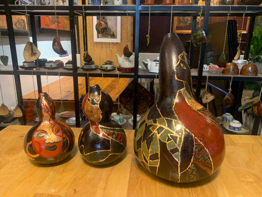 Những tác phẩm sơn mài trên quả bầu khô. Ảnh: Phương Duyên