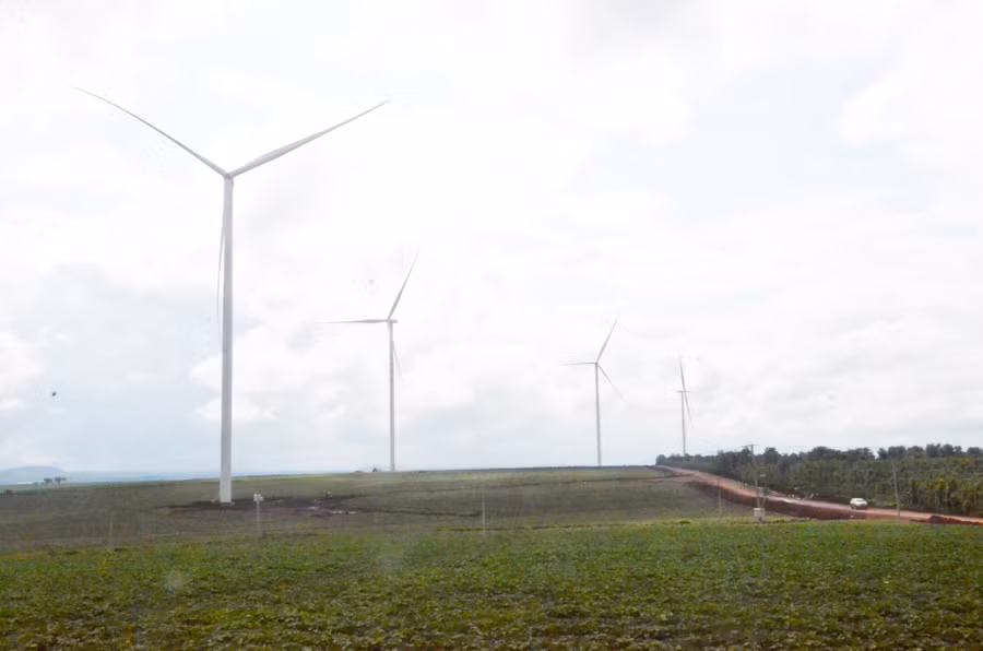 10-8 Cánh đồng điện gió mênh mông với những cánh quạt khổng lồ in lên nền trời-ảnh P.L