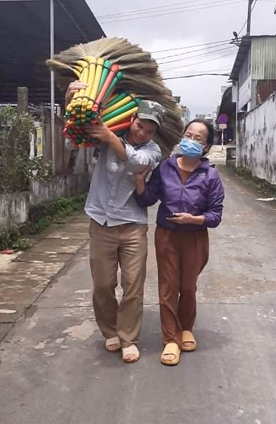 Bà Nguyễn Thị Lan (490 Lê Đại Hành, phường Yên Thế, TP. Pleiku) sẵn lòng hỗ trợ người mù nghèo bán chổi. 