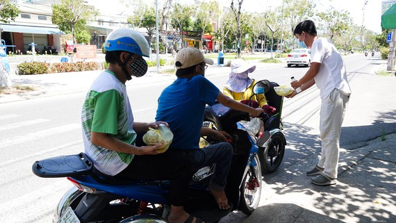 Anh Trương Vĩnh Đặng (35 tuổi, giáo viên dạy mỹ thuật Trường Tiểu học Tây Hồ) tặng bữa ăn cho người khuyết tật nghèo
